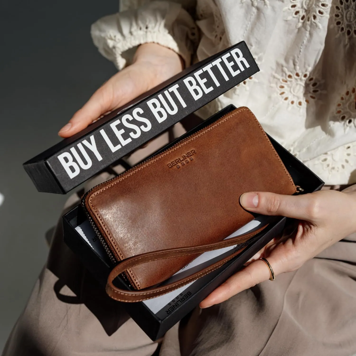 Berliner Bags Vintage Genuine Leather Wallet Lyon, RFID Blocking Credit Card Holder, Clutch Purses for Women, Zip Around Wallet for 15 Cards and ID window, Bills, Coins - Brown